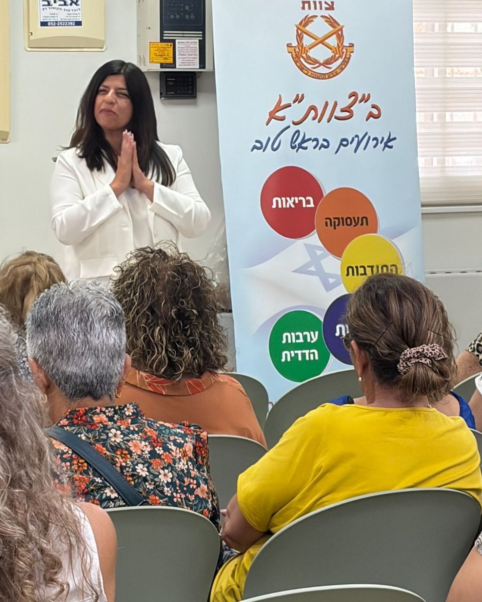 לימור מסיקה ברגע של תודה בסיום הרצאה